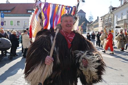 Kamnik so obiskali koranti iz Zamušanov pri Ptuju in v mestno jedro privabili nepregledno množico, željno ogleda tradicionalne pustne šege (44)
